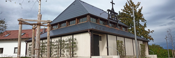 Friedenskirche in Neufahrn i.Niederbayern, frisch renoviert, Weg, Bäume und Wiese