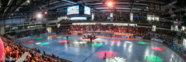 Stimmungsvolle Atmosphäre beim Landshuter Weihnachtssingen im Eisstadion