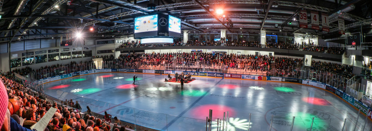 Stimmungsvolle Atmosphäre beim Landshuter Weihnachtssingen im Eisstadion