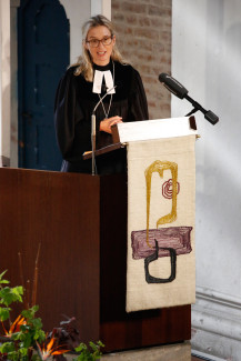 Dekanin Dr. Lubomierski auf der Kanzel der Christuskiche