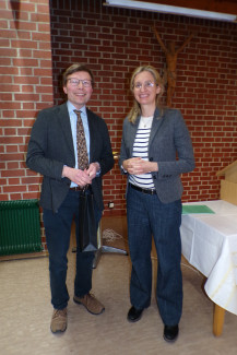dekanin_lubomierski_ueberreicht_referent_dr._wenrich_slenczka_ein_praesent