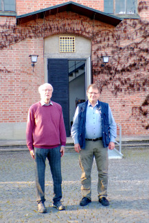 Hans Siegert und Pfarrer Lorenz von Campenhausen