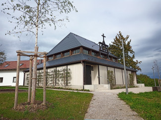 Friedenskirche in Neufahrn i.Niederbayern, frisch renoviert, Weg, Bäume und Wiese