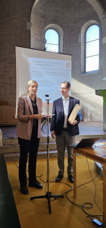 Prof. Dr. Kühnle und Dekanin Lubomierksi