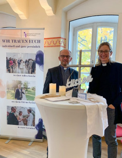 Dekanin und Pfarrer Schaller bei der Hochzeitsmesse