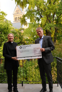 Spendenübergabe Günter Stibbe und Dekanin Dr. Nina Lubomierskie